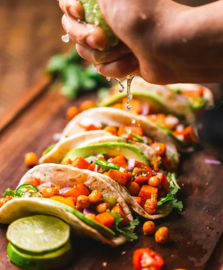 Cocina tradicional mexicana en mesa familiar